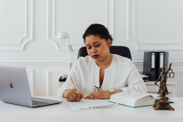 Avocat droit commercial et des affaires à versailles: 45 ans d'expertise