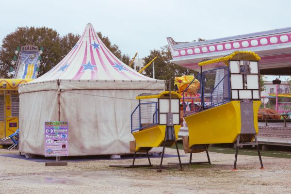 Créez une ambiance magique avec la location déco fête foraine