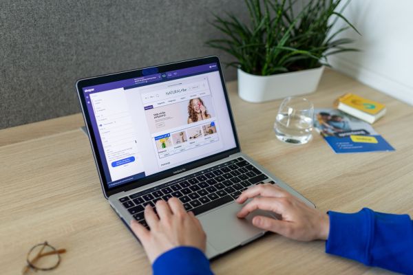 Les avantages de choisir un site internet sur-mesure pour votre entreprise à Annecy