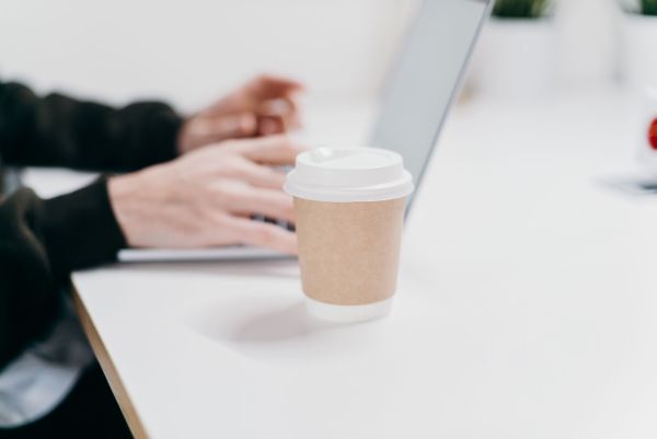 Livraison de café en entreprise : comment ça marche ? découvrez les avantages !